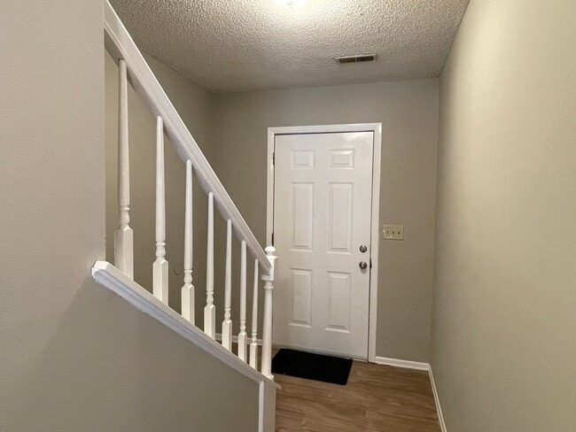 Building Photo - SW - Updated Townhome.  New Flooring, Just...