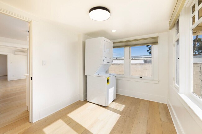 Building Photo - 3 Bed/2 Bath + Office Den - Downtown Santa Barbara