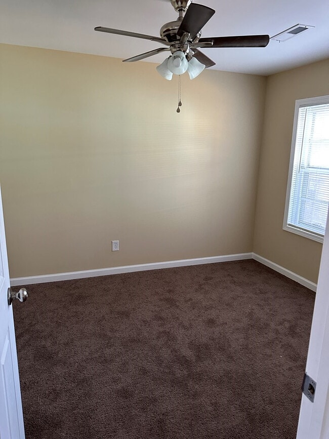 Building Photo - 27 Webb Ave