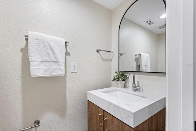 Building Photo - 330 Lang Ct N