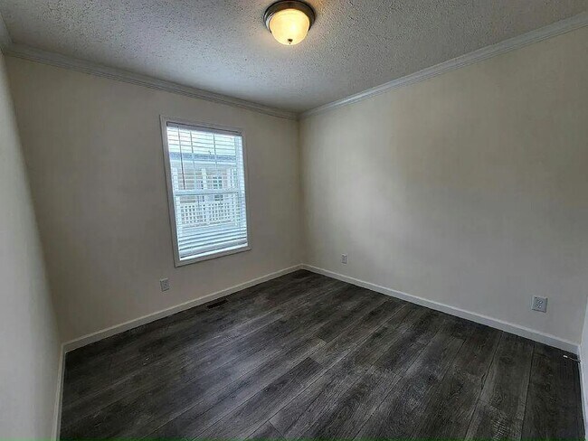 Building Photo - 513 Eland Dr