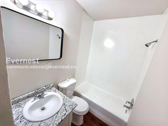 Building Photo - 207 9th Ave W