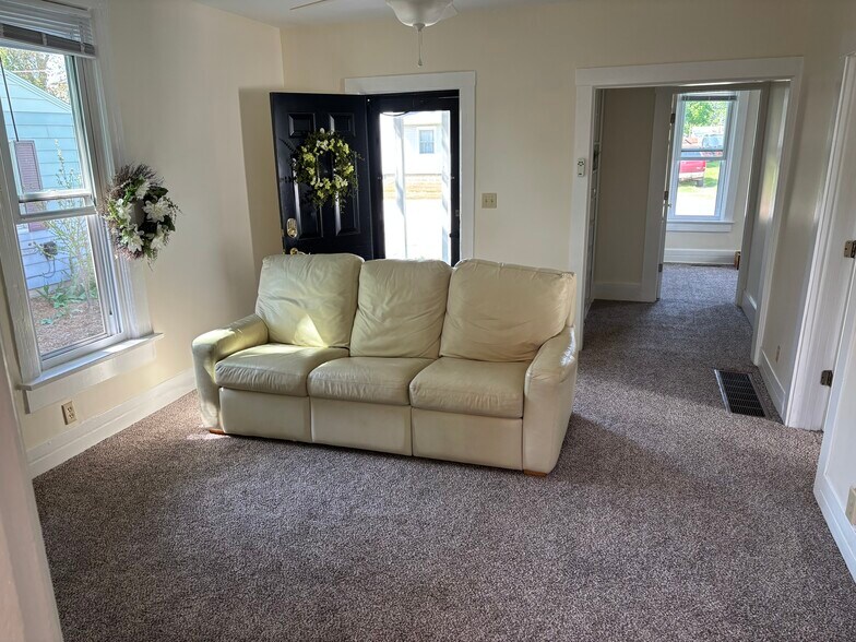 Living room. - 319 Garfield Ave