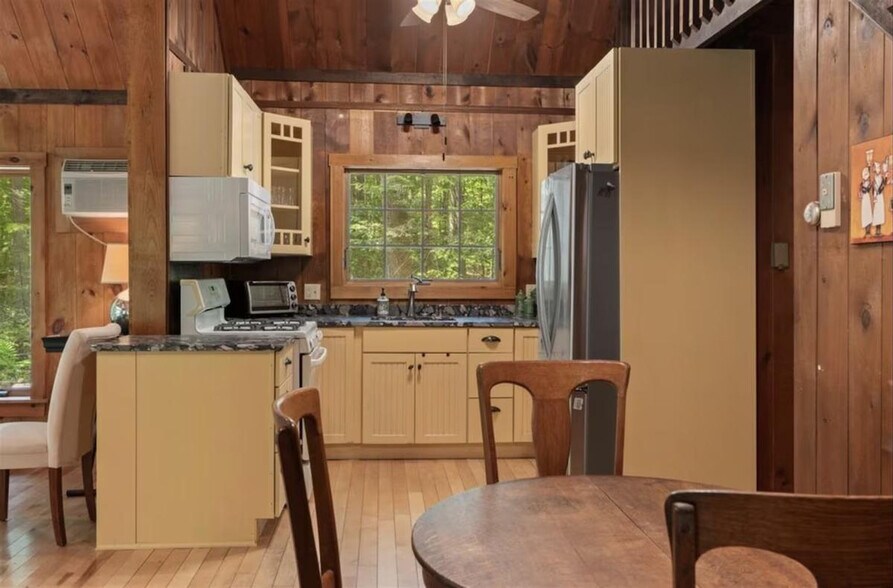 Building Photo - 46 Christmas Tree Ln