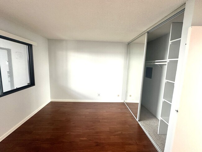 Building Photo - BEAUTIFUL TOP FLOOR  1 BED 1 BATH CONDO W/RESORT FACILITIES! +STORAGE