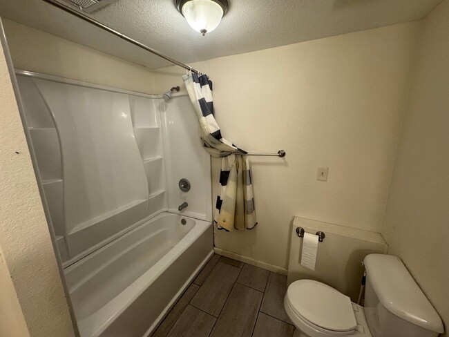 Building Photo - $1000- 3 bed 1 bath - Single Family Home
