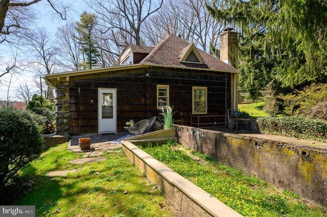 Building Photo - 1385 Woodland Rd