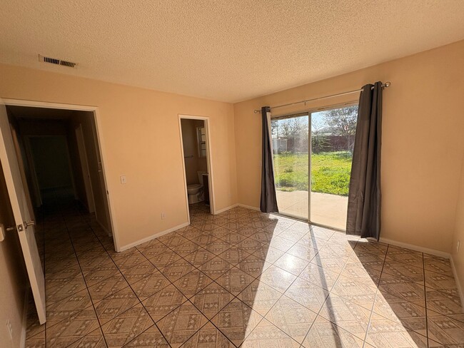 Building Photo - 4 Bed, 2 Bath in Bloomington!