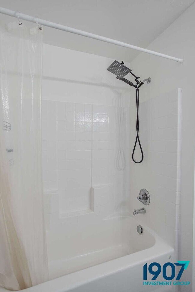 Building Photo - Contemporary 3-Bedroom Home in Yukon – Modern Finishes & Open Layout! - NO PETS