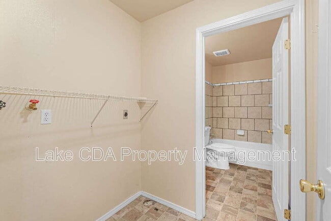 Building Photo - 906 N 2nd St