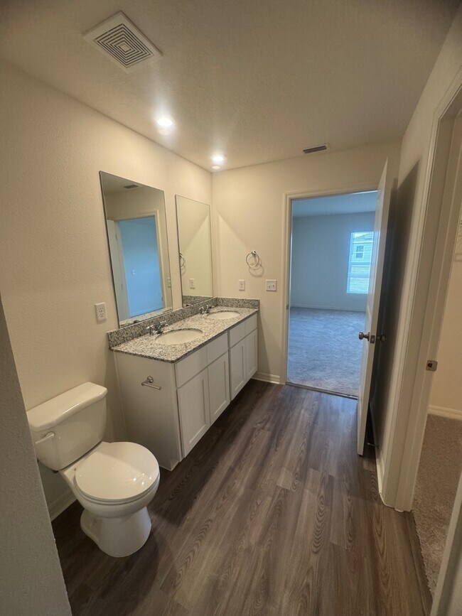 Building Photo - 1848 Grand Ridge St