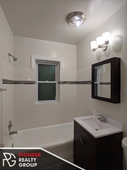 Building Photo - 3814 N Greenview Ave