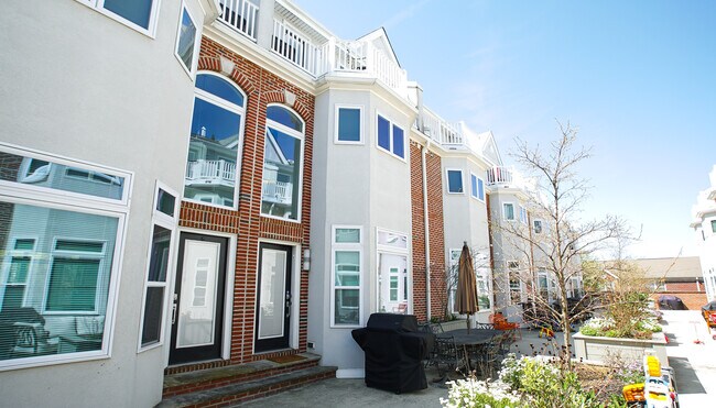 Building Photo - 317 Montrose St