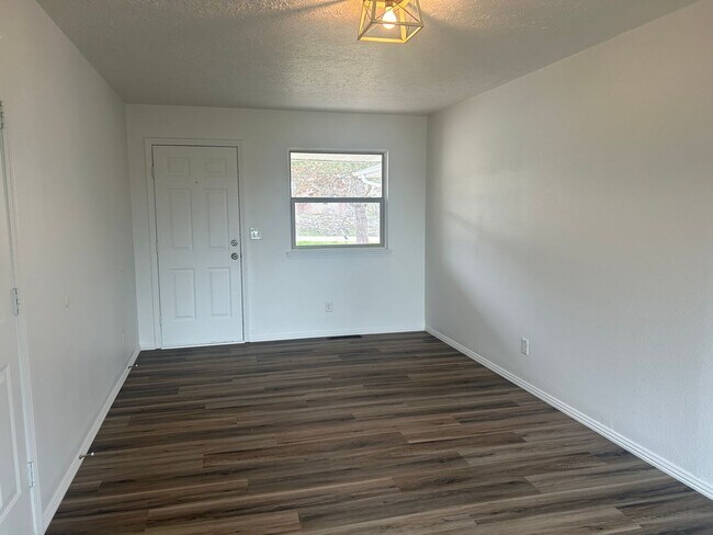 Building Photo - Newly Renovated 3 bedroom home