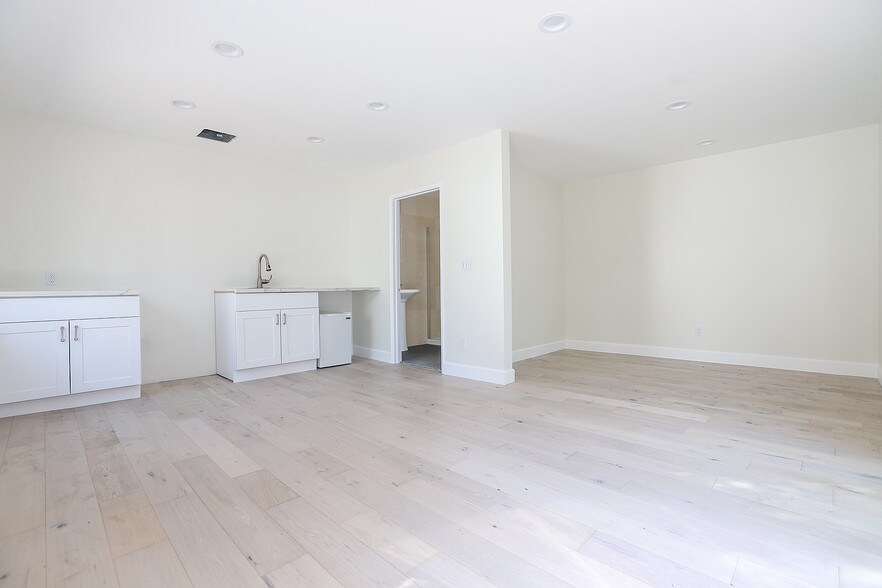 Guest House - 12524 WOODBINE St