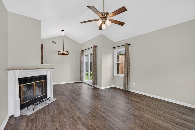 Building Photo - Charming 2Bed Near Piney Green & Camp Lejeune