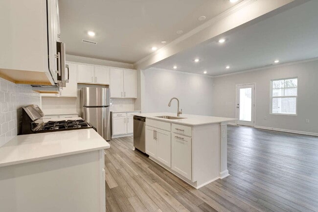 Building Photo - End-unit 3 bedroom townhome with Screened Porch!