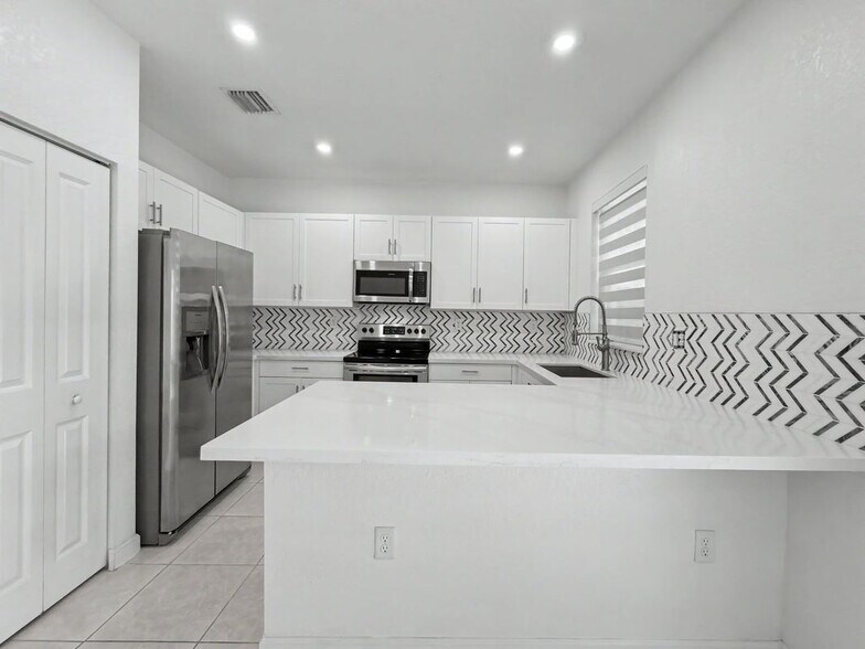 Building Photo - 2644 SE 15th Ct