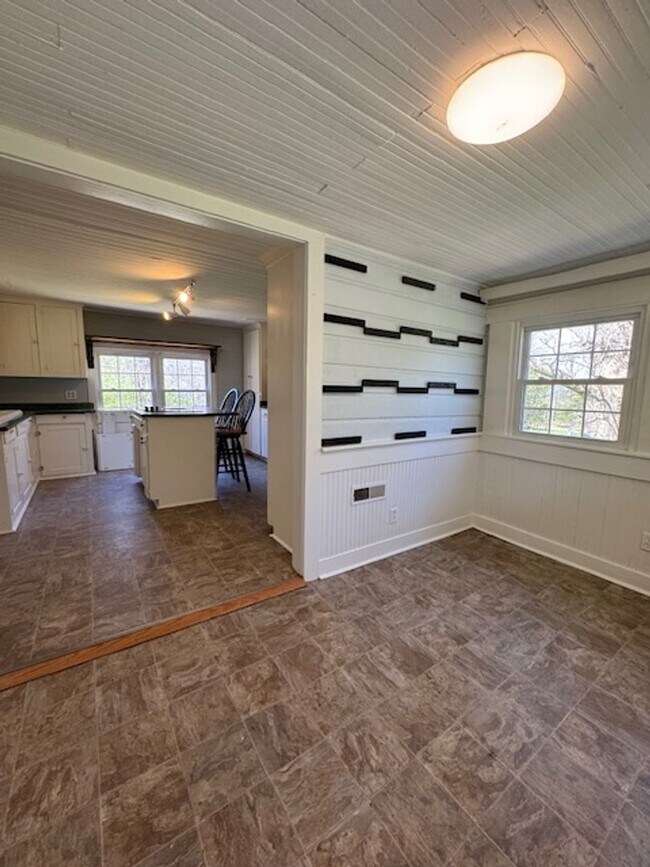 Building Photo - Farmhouse on 5 acres in Northern Greenville County with room for 2 horses and small farm animals!