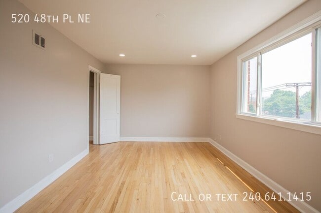 Building Photo - 520 48th Pl NE