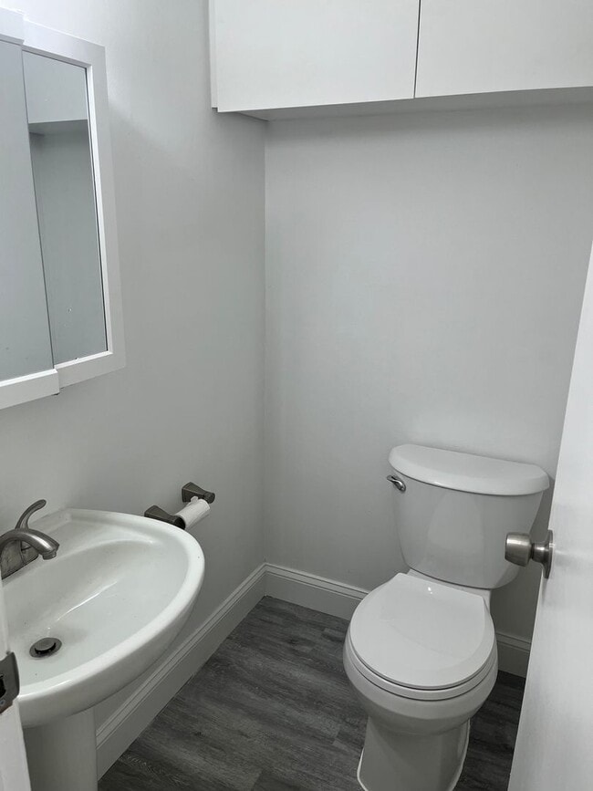 Building Photo - Updated Townhouse In Herndon