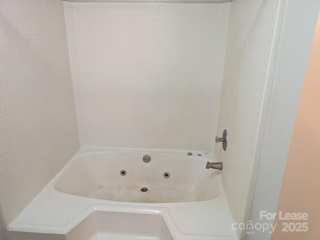 Building Photo - 1560 Hunt Club Ct