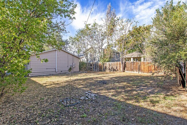 Building Photo - Recently Updated Spacious House Westwood!