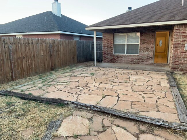 Building Photo - Fantastic House Available June 6th in Fren...