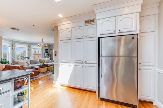 Building Photo - 601 E Broadway