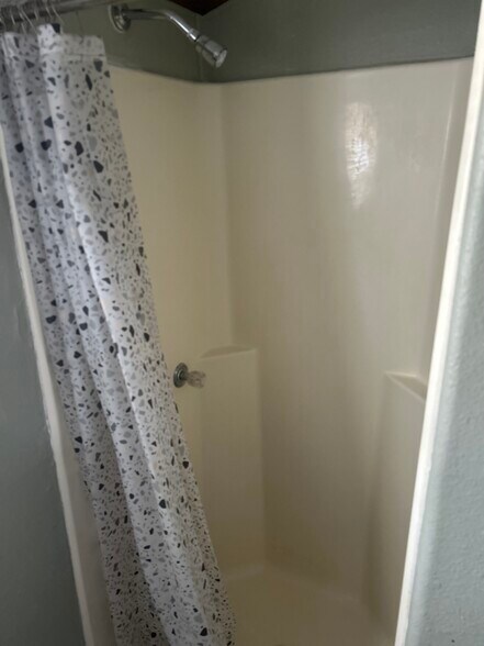 Bathroom - 806 N Berry St