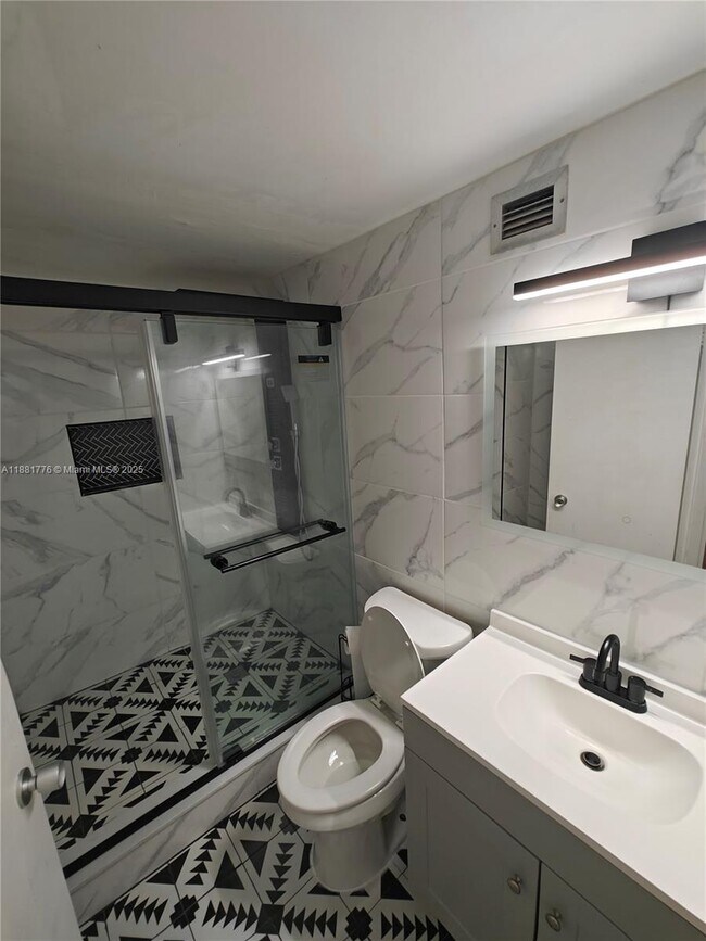 Building Photo - 905 Brickell Bay Dr