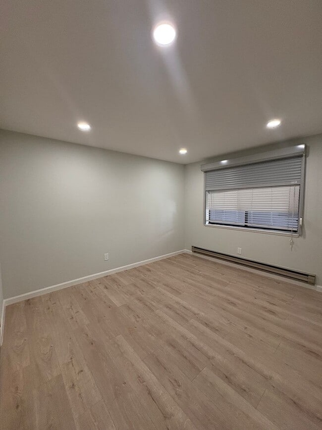Building Photo - Remodeled Coastal Condo with Panoramic Ocean Views – One Block from New Brighton Beach
