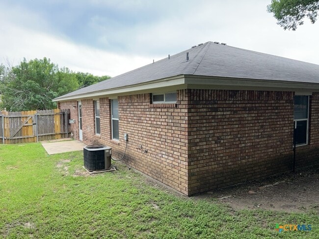 Building Photo - 313 Jeff Gordon Dr