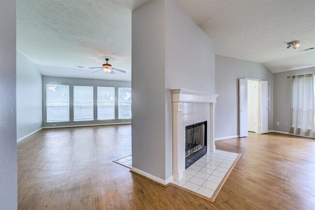 Building Photo - 4826 Linden Pl