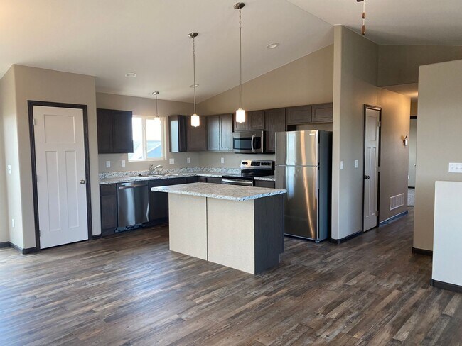 Building Photo - 4 BED | 3 BATH | DOUBLE GARAGE | RAPID VALLEY