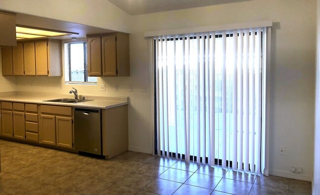 Building Photo - Centrally Located