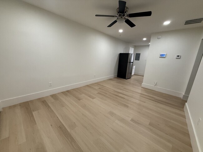 Building Photo - 940 N Hollywood St