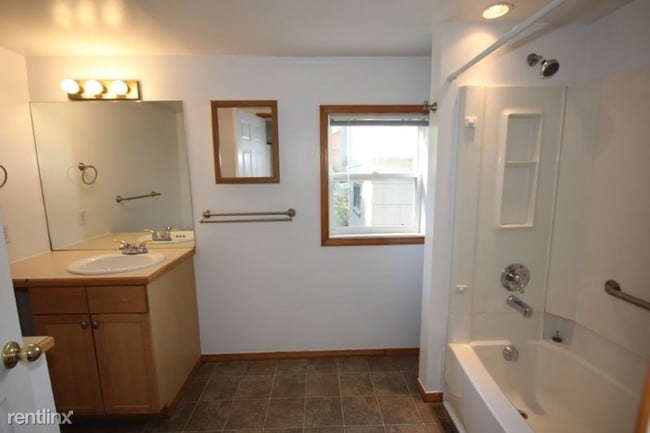 Building Photo - 2 br, 1 bath House - 265 West 6th ST