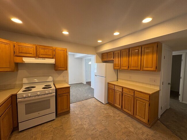 Building Photo - Fully Renovated 3 Bed 2.5 Bath Townhome w/ 1 Car Garage & Yard!
