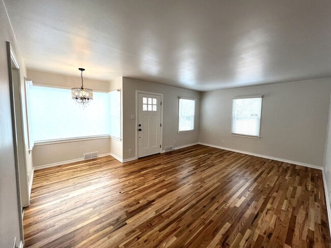 Building Photo - Fully renovated 3 bed 2 bath home on the B...