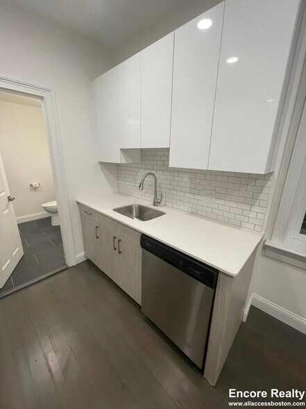 Building Photo - 31 Temple St