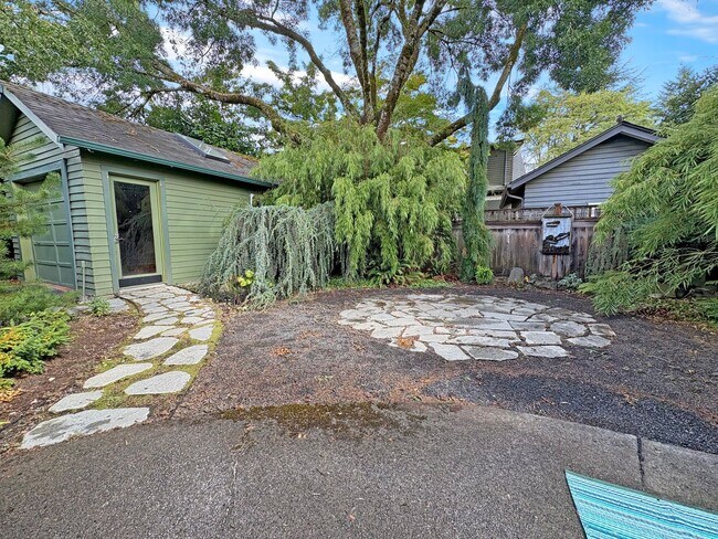 Building Photo - 4 bed 2 bath NE Portland home