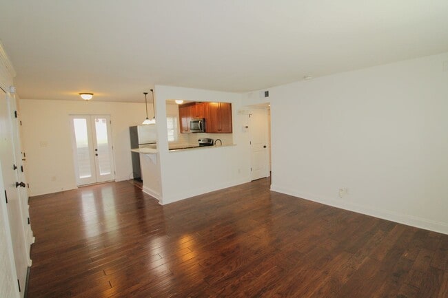 Building Photo - 2 Bedroom Condo on Park Road!