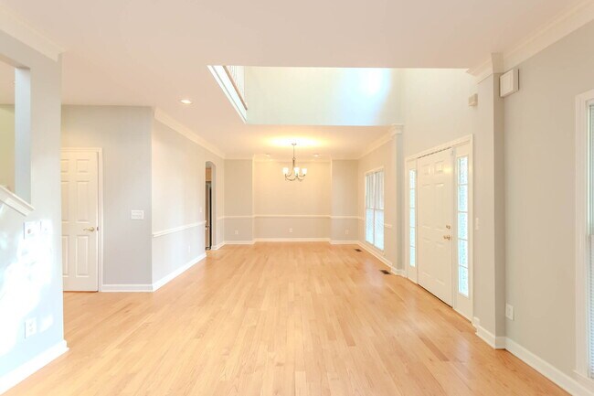 Building Photo - 5 Bedroom Home in Hermitage! Backs Up To T...