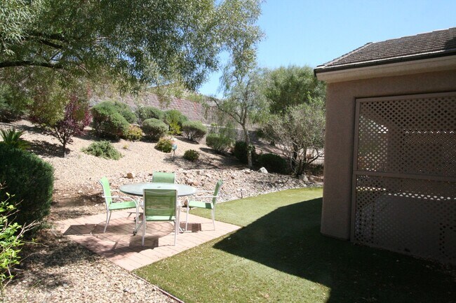 Building Photo - 2 bed w/den, 2 bath, 2 car single story house