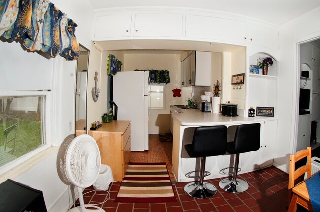 Building Photo - 512 University Blvd