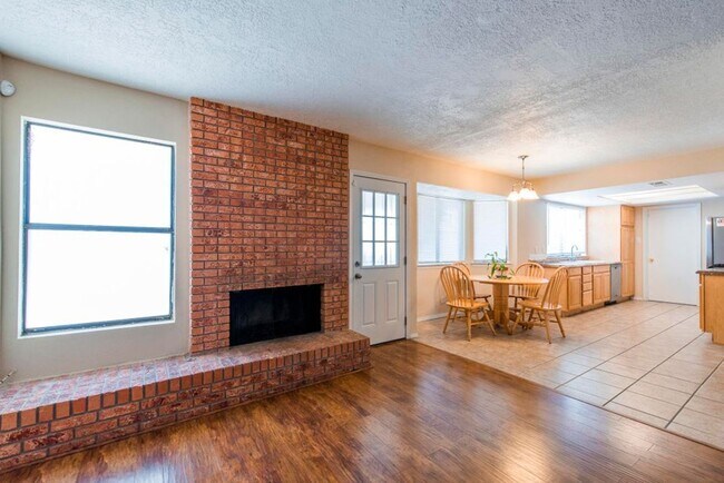 Building Photo - Three Bedroom Two Bath NE Heights