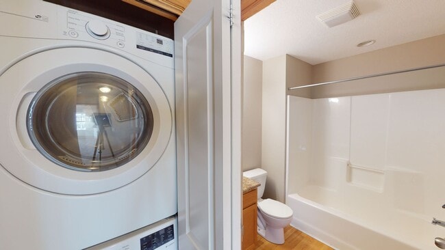 Building Photo - 2 Bedroom Townhome Available October 13th,...