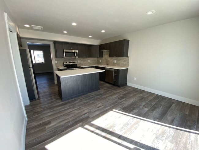 Building Photo - New Townhouse with 3 bedrooms / 2.5 bathrooms