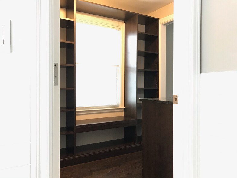 Walk-in Closet - 997 Henrietta St